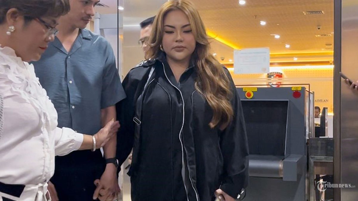 LISA MARIANA - Selebgram Lisa Mariana keluar dari gedung Bareskrim Polri, Jakarta, Kamis (11/9/2025). Lisa Mariana hadir untuk menjalani pemeriksaan oleh penyidik Bareskrim Polri dengan total 15 pertanyaan, mayoritas terkait hasil tes DNA dan permintaan second opinion untuk tes DNA ulang. Tribunnews/Jeprima