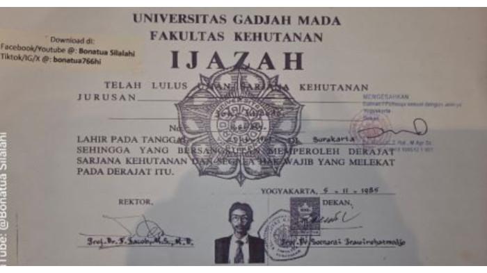 SALINAN IJAZAH JOKOWI - Wujud salinan ijazah Jokowi yang diberikan KPU kepada pengamat kebijakan publik, Bonatua Silalahi pada Senin (9/2/2026). Kuasa hukum menyatakan, jika ada undangan menghadiri sidang kasus ijazah, Jokowi akan datang ke pengadilan, tapi tidak akan intens.