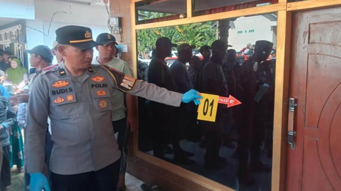 OLAH TKP - Polisi selidiki penyebab kematian gadis 22 tahun di Desa Kalipenggung Kecamatan Randuagung, Kabupaten Lumajang Jawa Timur, Jumat (3/7/2026). gadis tersebut ditemukan tewas tanpa busana di rumahnya.