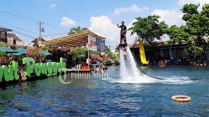 Wisatawan mencoba flyboard di Umbul Ponggok di Dukuh/Desa Ponggok, Kecamatan Polanharjo, Kabupaten Klaten, Senin (7/6/2021).