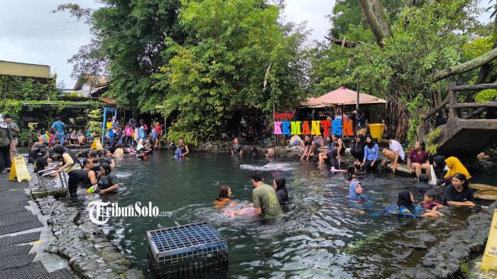 PENUH PENGUNJUNG - Suasana Umbul Kemanten, di Desa Sidowayah, Kecamatan Polanharjo, Kabupaten Klaten, jelang puasa, Senin (16/2/2026). Menjelang tradisi Padusan, harga tiket masuk di Umbul Kemanten tetap dipatok normal tanpa kenaikan tarif yakni Rp10.000.