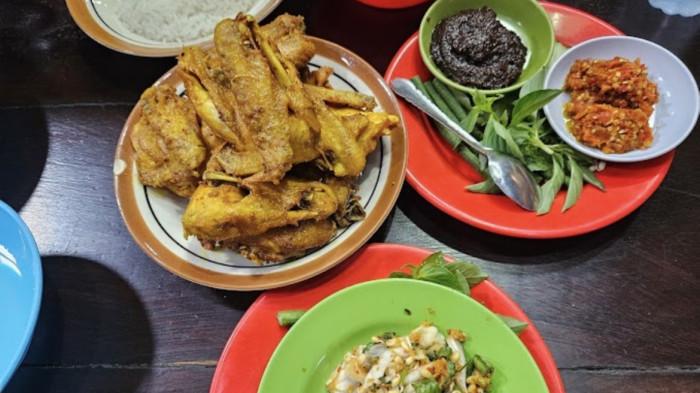 Screenshot: Sambel Blondo dan sajian ayam Goreng Mbah Karto Tembel.