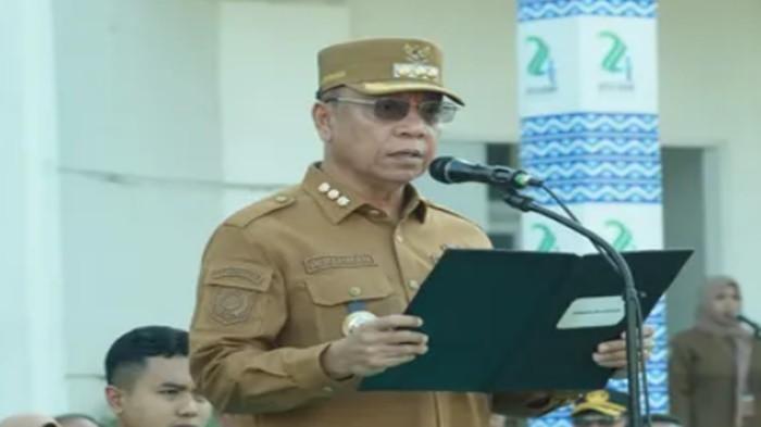 LANTIK ISTRI - Wali Kota Bima, H. A. Rahman, mendadak jadi perbincangan setelah melantik istri dan iparnya untuk menduduki jabatan di lingkungan Pemerintah Kota Bima