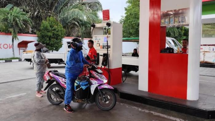 HARGA BBM -- Pengendara mengisi BBM di SPBU Kecamatan Paguayaman. (TribunGorontalo.com/Rahmat Hambali)