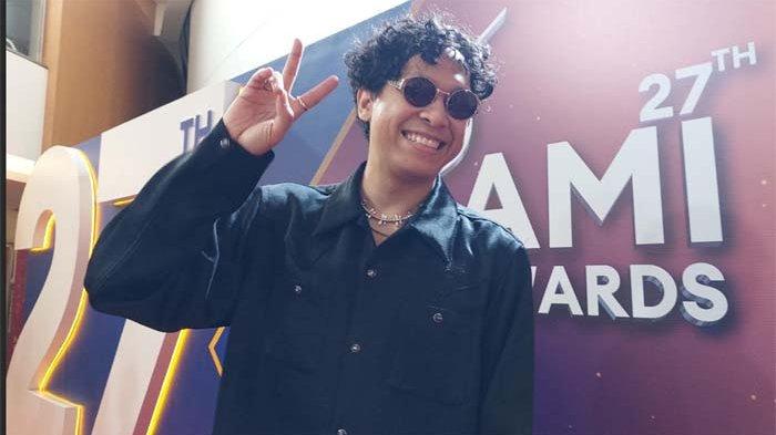 Baskara Putra alias Hindia yang sempat memberikan speech satire ke orang-orang yang sering merendahkan orang lain saat menerima piala AMI Awards 2024, ditemui di kawasan Kuningan Jakarta Selatan, Rabu (4/12/2024).