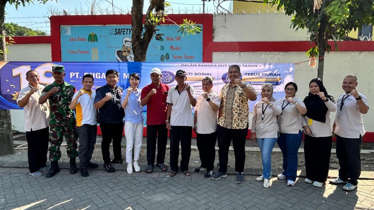 PEMBAGIAN SEMBAKO KLATEN - Perayaan HUT ke-19 PT Dugapat Mas salurkan paket sembako ke masyarakat di Desa Blanceran, Kecamatan Karanganom, Kabupaten Klaten.