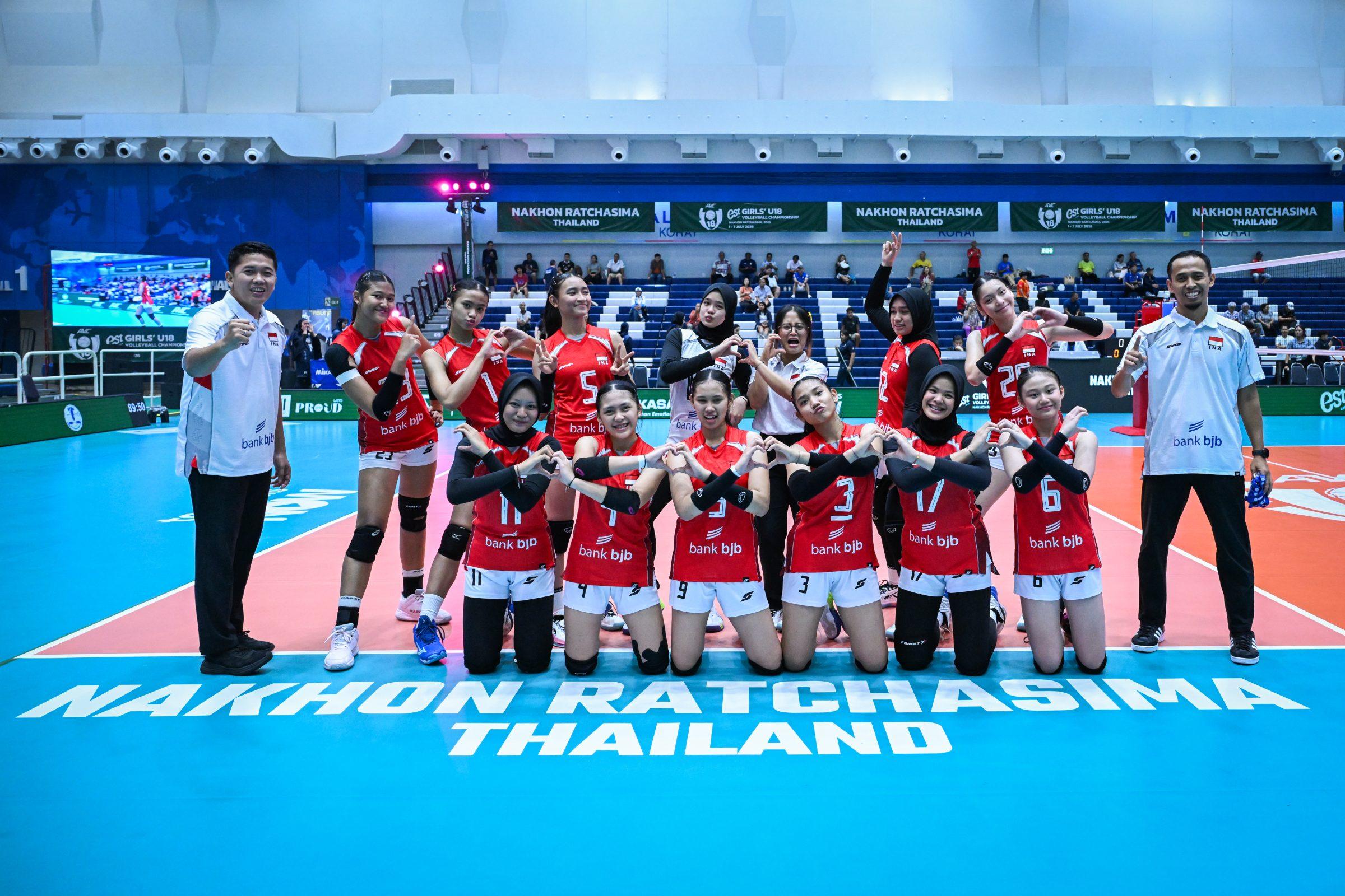 BERFOTO - Timnas Voli Putri U18 Indonesia melakukan sesi foto setelah mengalahkan Iran 3-0 pada laga preliminary phase Pool C AVC Girls U18 2026 di Terminal Korat 21, Nakhon Ratchasima, Kamis (2/7) sore WIB.