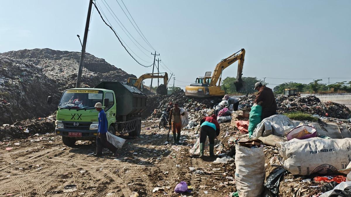 PENGELOLAAN SAMPAH KLATEN - Sejumlah alat berat lakukan metode controlled landfill yang dilakukan di TPA Troketon, Kecamatan Pedan, Klaten, Sabtu (4/7/2026).