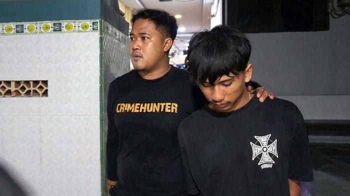 DITANGKAP - Ari (18) saat diamankan di Mapolres Lumajang, Jawa Timur pada Jumat (3/7/2026). Pria ini membunuh pacarnya, Merinda Tri Agustin (22) di rumah korban, di Desa Kalipenggung, Kecamatan Randuagung, Kabupaten Lumajang, Jawa Timur pada Jumat (3/7/2026). Motif pembunuhan dipicu sakit hati karena ejekan terhadap orang tua pelaku