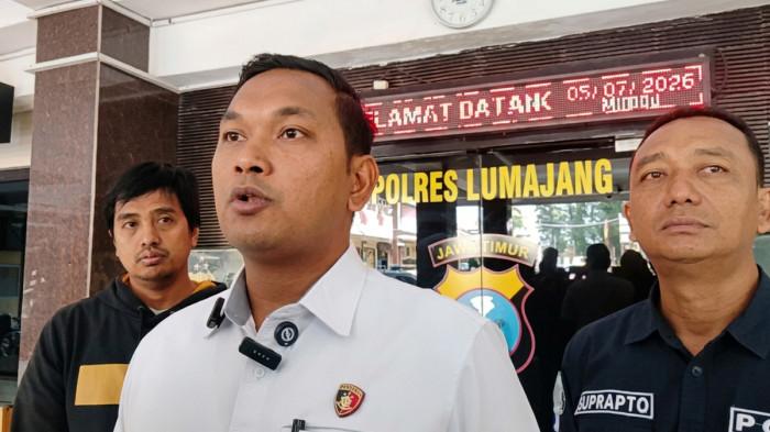UNGKAP KASUS PEMBUNUHAN - Kasatreskrim Polres Lumajang, AKP M. Ari Nuzul Aulia, ungkap kasus pembunuhan cewek di Desa Kalipenggung, Kecamatan Randuagung, Kabupaten Lumajang, Jawa Timur, Minggu (5/7/2026). Korban dihabisi oleh kekasihnya sendiri.