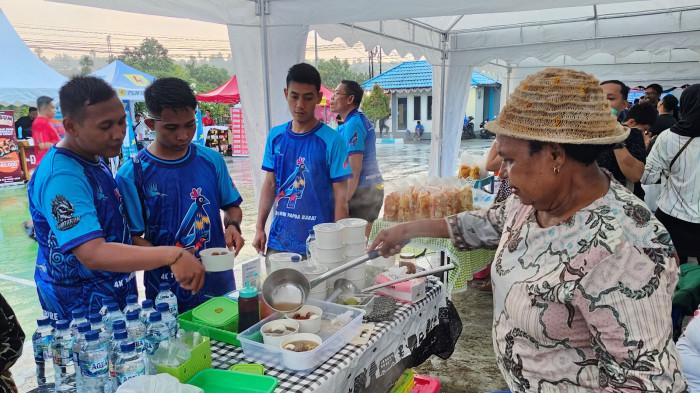 UMKM LOKAL - Mama Nelce Nakoh dan usaha Bakso Fila Jaya jadi buruan peserta Fun Run 4K di puncak HUT ke-4 Tribun Papua Barat di Manokwari, Sabtu (4/7/2026)