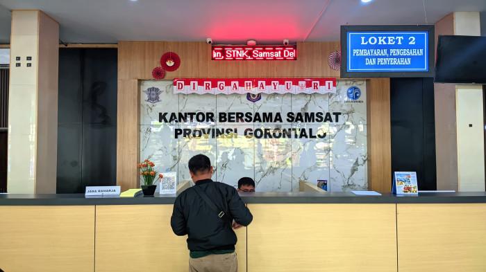 PEMUTIHAN PAJAK -- Suasana di ruangan Kantor Samsat Kota Gorontalo, Selasa (10/2/2026). Masyarakat menikmati program penghapusan pajak.