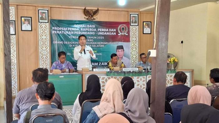ANGGOTA Komisi I DPRD Kalsel, Dirham Zain, menyosialisasikan Peraturan Daerah 02