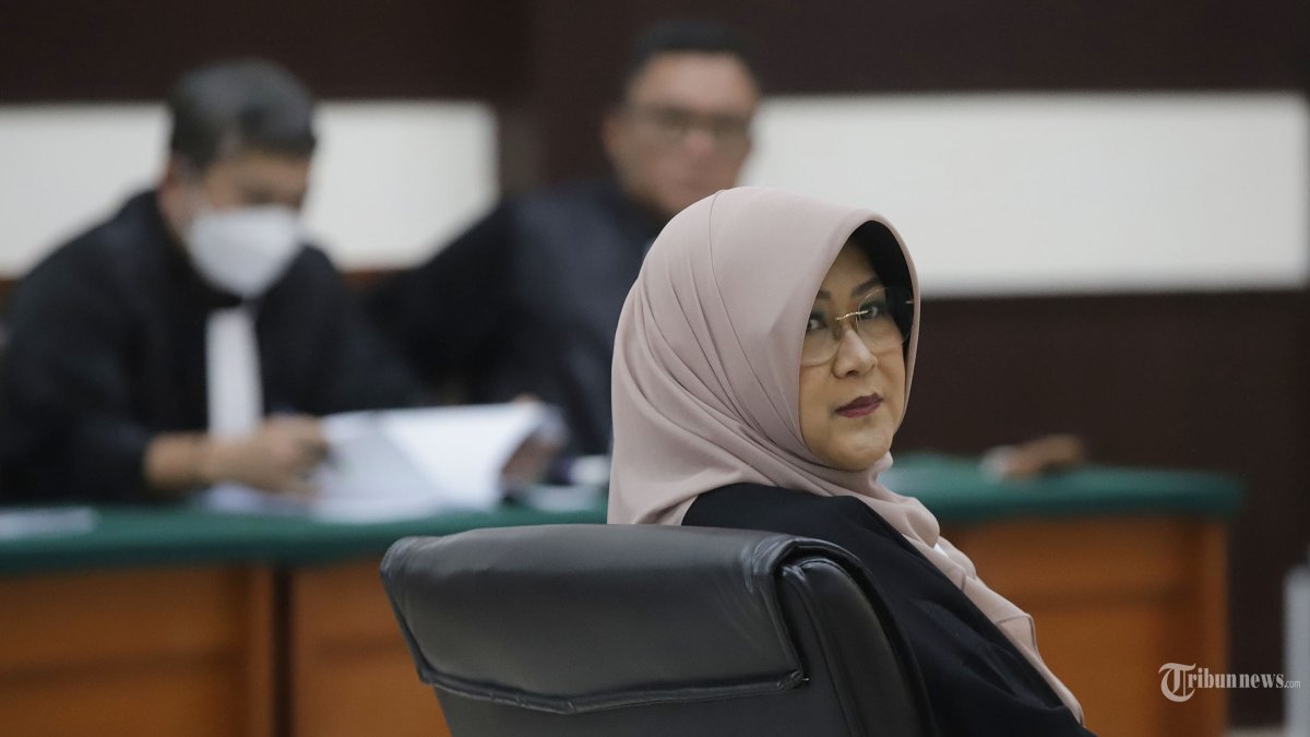 SIDANG PERDANA - Terdakwa kasus dugaan penyebaran informasi bohong dan pencemaran nama baik terkait tudingan ijazah Presiden ke-7 RI Joko Widodo, Tifauzia Tyassuma alias dr Tifa, menjalani sidang perdana di Pengadilan Negeri Jakarta Timur, Kamis (2/7/2026). Jaksa Penuntut Umum (JPU) menyatakan Presiden ke-7 RI Joko Widodo (Jokowi) merasa dihina sehina-hinanya akibat perbuatan terdakwa Tifauzia Tyassuma alias Dokter Tifa yang menuduh ijazah S-1 Jokowi palsu. Tribunnews/Jeprima