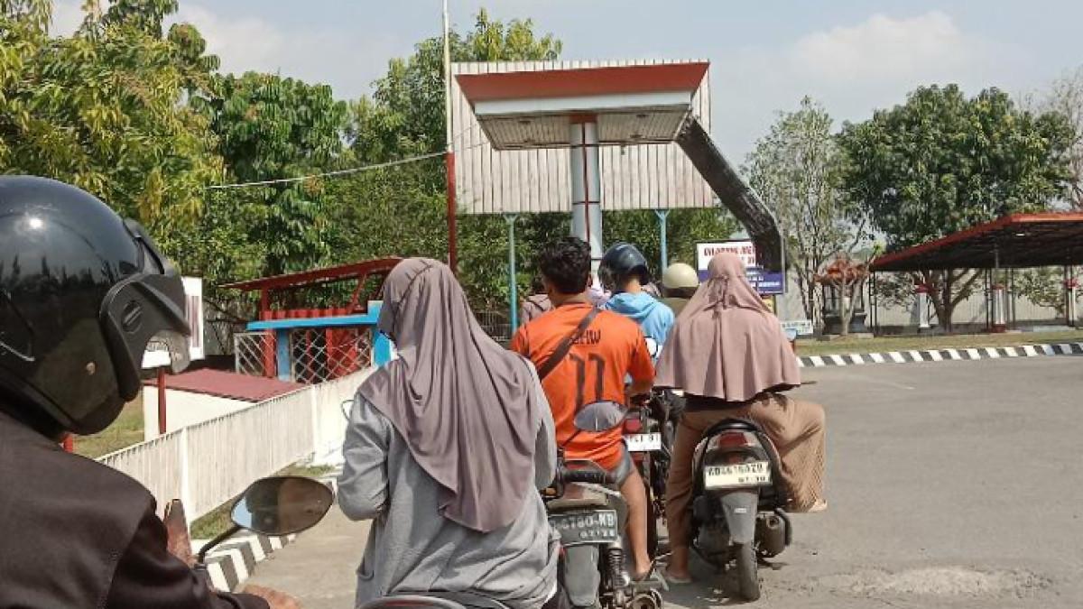 UPDATE HARGA BBM - Potret antrean di SPBU Nanggan, Selogiri, Wonogiri, Jawa Tengah pada Minggu (5/7/2026). Banyak kendaraan roda dua yang mengantre beli BBM jenis Pertalite.