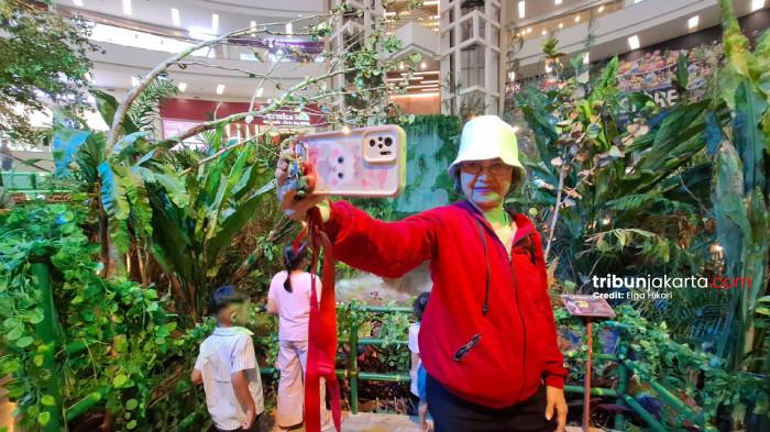 LANSIA JUGA BERGAYA - Event Explore The Jungle di Mal Ciputra Jakarta tak hanya menjadi daya tarik bagi anak-anak. Banyak pula orang dewasa, termasuk lansia yang tak mau ketinggalan momen untuk berselfie dengan latar belakang air terjun buatan.TRIBUNJAKARTA.COM/ELGA PUTRATRIBUNJAKARTA.COM/ELGA PUTRA