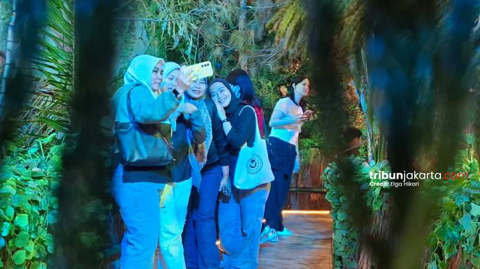 HIBURAN PULANG KERJA. Sejumlah wanita pekerja kantoran berfoto di hutan buatan Explore The Jungle. Para wanita karir yang hendak berkumpul pada Jumat (3/7/2026) petang selepas pulang kerja ini tertarik foto-foto di hutan buatan untuk kemudian diposting di akun media sosialnya.TRIBUNJAKARTA.COM/ELGA PUTRA
