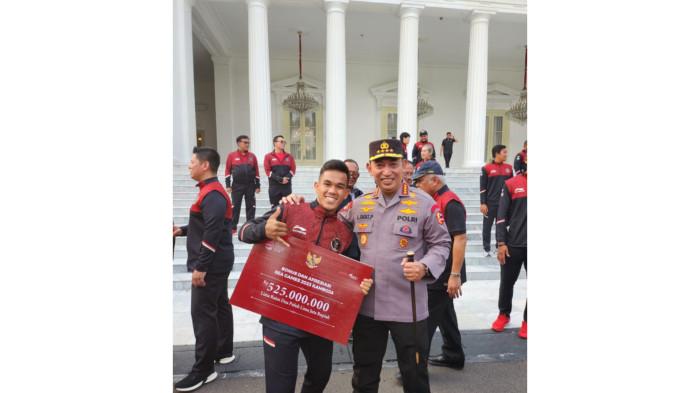 Atlet kickboxing Sumatra Utara, Toni Kristian Hutapea (kiri) foto bersama Kapolri Jenderal Polisi Drs. Listyo Sigit Prabowo (kanan) saat perayaan HUT Polri ke-80 di Lapangan Satlat Korbrimob, Cikeas, Kabupaten Bogor, Jawa Barat. Toni mendapatkan kesempatan menjadi Perwira Polisi melalui jalur rekrutmen proaktif Polri.