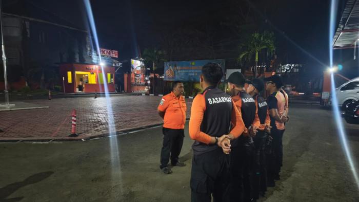 PENCARIAN - Kantor Pencarian dan Pertolongan Bandung mengerahkan tim rescue setelah mendapat laporan seorang pemuda hilang  tenggelam di Waduk Saguling, Desa Cangkorah, Kecamatan Batujajar, Kabupaten Bandung Barat, Sabtu malam (4/7/2026).