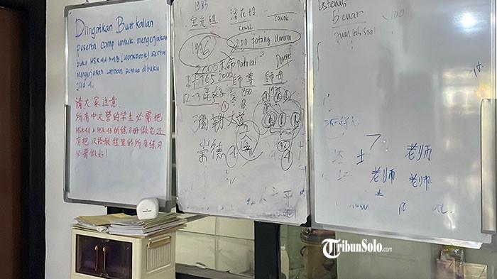 PENIPUAN: Papan tulis yang digunakan pelaku untuk mengajar bahasa Mandarin. Hanya saja, hingga saat 6 korban belum bisa mengikuti ujian dan mendapatkan pekerjaan di Tiongkok. Korban kemudian malaporkan ke Polisi.