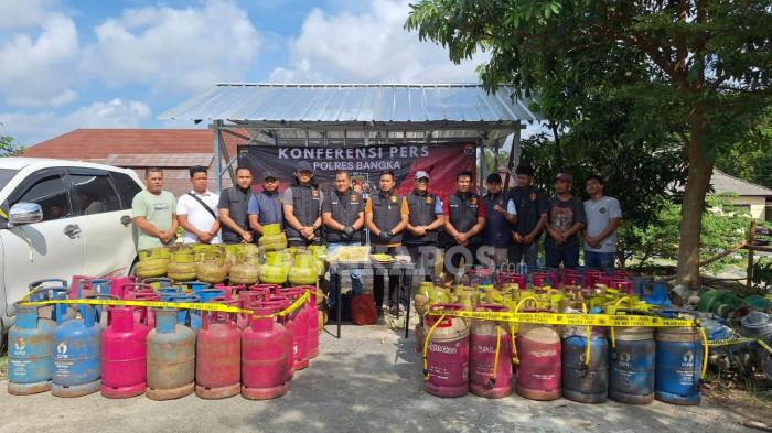 GAS OPLOSAN - Barang bukti gas elpiji 3 kilogram, 12 kilogram dan satu unit kendaraan roda empat diamankan di Mapolres Bangka, Sabtu (4/7/2026).