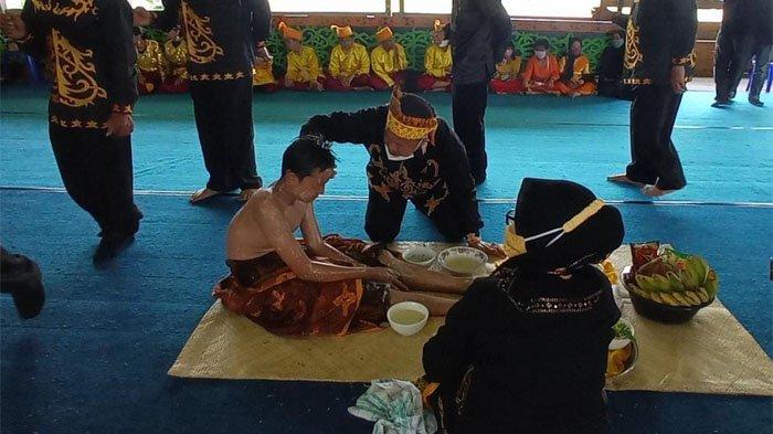 RITUAL BEPUPUR TIDUNG - Prosesi Ritual Bepupur Tidung, prosesi adat sebelum pernikahan khas Suku Tidung, di Balai Adat Tidung Desa Malinau Seberang, Kecamatan Malinau Utara, Kabupaten Malinau, Provinsi Kalimantan Utara, Minggu (14/11/2021).