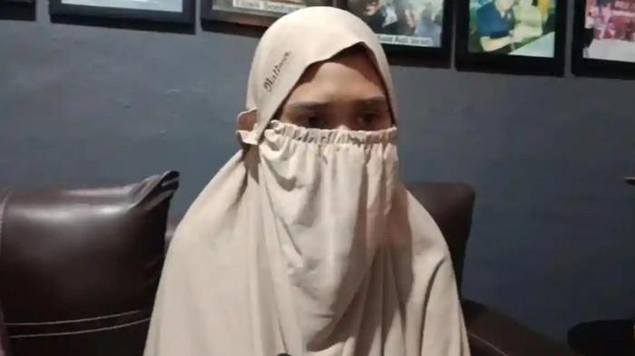 PENGANIAYAAN OKNUM POLISI - Wanita di Cirebon menjadi korban penganiayaan suami yang oknum polisi. MAN mengaku diduga dipaksa membuat sabu hingga mengalami penyiraman yang diduga menggunakan air keras. Kasusnya kini ditangani Bareskrim Polri.