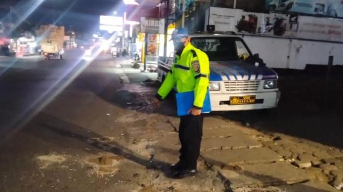 ADU BANTENG - Polisi menunjukkan lokasi kecelakaan maut adu banteng yang menewaskan satu orang. Musibah kecelakaan maut terjadi di Jalan Raya Bandung-Cirebon, tepatnya di Depan Griya Tanjungsari, Kabupaten Sumedang, Minggu (6/7/2026) malam.