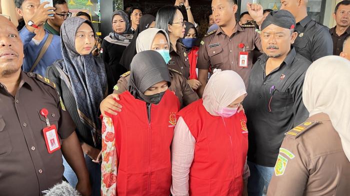 Para tersangka kekerasan di Daycare Little Aresha tertunduk lesu saat dikawal petugas jaksa untuk masuk ke mobil tahanan, Rabu (24/6/2026)