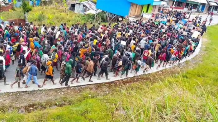 KONFLIK PAPUA - Ratusan warga Kabupaten Intan Jaya di Provinsi Papua Tengah turun ke jalan. Mereka menyampaikan aspirasi di muka umum dan menuntut keadilan di atas tanah kelahiran mereka.