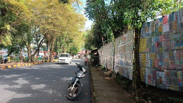 Suasana tempat jualan stiker di Kotamobagu Sulut