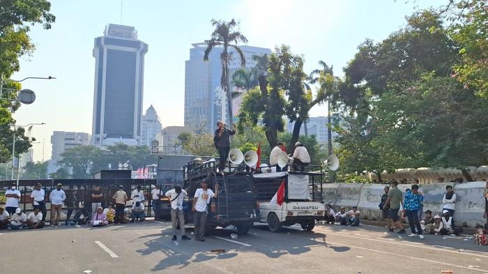 Foto ilustrais demo di jakarta. Orasi di Jalan Medan Merdeka Selatan, Jakarta Pusat.