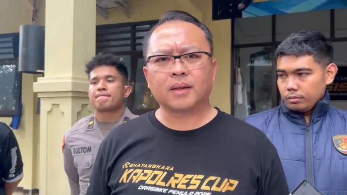 PEMBUNUHAN DI PEKALONGAN - Kapolres Pekalongan AKBP Rachmad C Yusuf saat menjelaskan kronologi pembunuhan di Karangdadap, Kabupaten Pekalongan, Minggu (5/7/2026).