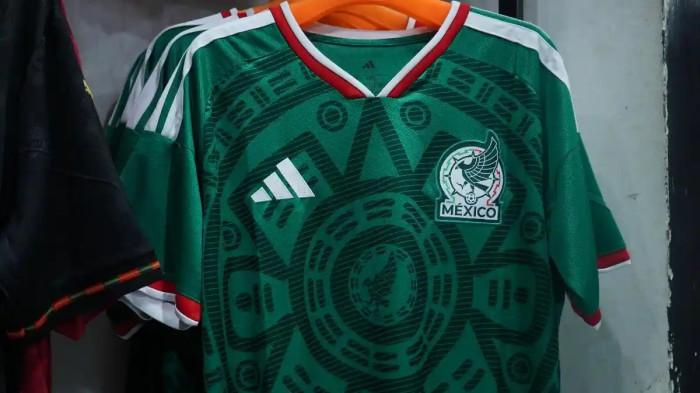 JERSEY TIMNAS MEKSIKO - Jersey Timnas Meksiko yang dipajang di Solo Soccer, Surakarta, Jawa Tengah.
