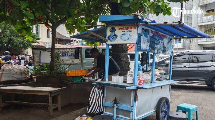 TAHOK - Tahok Pak Citro menjadi salah satu kuliner legendaris di Solo yang selalu diburu, terutama saat momen Lebaran. Tahok Pak Citro setiap hari mangkal di jantung Kota Solo, tepatnya di ujung delta pertemuan Jalan Suryo Pranoto dan Jalan Urip Sumoharjo