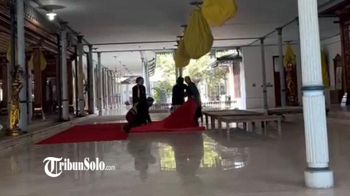 CEKCOK KERATON - Tangkapan layar video viral pertengkaran terjadi antara dua kubu Raja Keraton Kasunanan Surakarta atau Keraton Solo, di Solo, Jawa Tengah, pada Minggu (5/7/2026). Insiden itu diduga dipicu perebutan karpet merah yang akan digunakan dalam persiapan upacara adat Wilujengan Hajad Dalem Parangkusumo, hingga membuat pelaksanaan acara mundur sekitar satu jam.