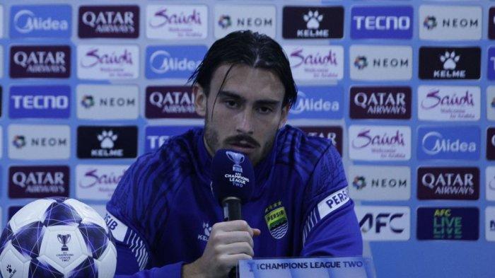 Penyerang Persib Bandung, Andrew Jung memberikan keterangan saat jumpa pers dengan wartawan.