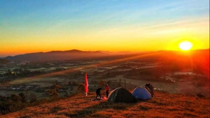WISATA RUTENG NTT - Berkemah di Bukit Golo Nawang, Dusun Lagur, Desa Bulan, Kecamatan Ruteng, Kabupaten Manggarai, NTT sambil menunggu momen matahari terbit, Kamis, (26/5/2022). (KOMPAS.com/DOK WARGA MANGGARAI-JEFRI TEPING)(KOMPAS.COM/DOK WARGA MANGGARAI- JEFRI TEPING)