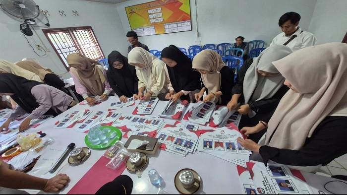PELIPATAN SURAT SUARA -- Sejumlah panitia Pilkades Desa Bangka Kota ketika melakukan sortir dan pelipatan surat suara di Kantor Desa setempat, Senin (6/7/2026). Saat ini tujuh desa tengah melakukan tahapan serupa menjelang Pilkades serentak pada 14 Juli 2026 mendatang.