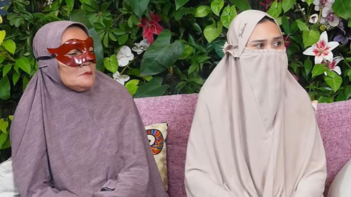 KEKERASAN TERHADAP WANITA - Potret MAN (kanan) saat memberikan kesaksian di podcast YouTube CURHAT BANG Denny Sumargo didampingi ibunya (kiri). Ia disiram air keras oleh suami sirinya, seorang oknum polisi di Tegal, Jawa Tengah.