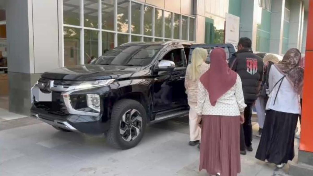 DIRUJUK - MAN (30), perempuan asal Kecamatan Harjamukti, Kota Cirebon yang menjadi korban dugaan kekerasan oleh oknum anggota Polres Tegal Kota saat dirujuk ke RSD Gunung Jati Cirebon untuk menjalani perawatan medis intensif, Minggu (5/7/2026) sore.