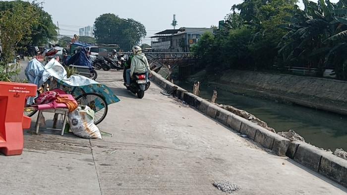 Kondisi Jalan Cinta di Pulogadung yang amblas namun belum kunjung diperbaiki, Jakarta Timur, Senin (6/7/2026).