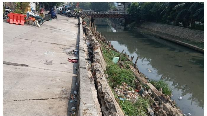 JALAN AMBLAS - Kondisi Jalan Cinta di Pulogadung yang amblas namun belum kunjung diperbaiki, Jakarta Timur, Senin (6/7/2026). TRIBUNJAKARTA.COM/BIMA PUTRA--