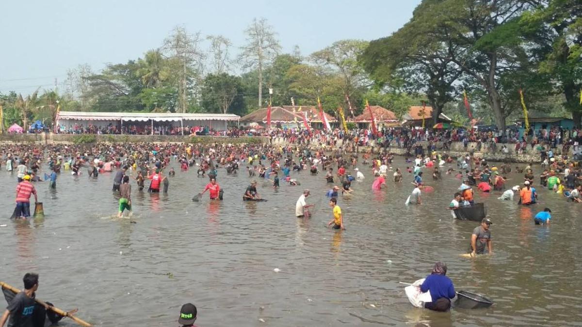 WISATA KLATEN - Tradisi Memet Ikan di kawasan Pendopo Monumen Kedamaian Perempuan, Klaten.