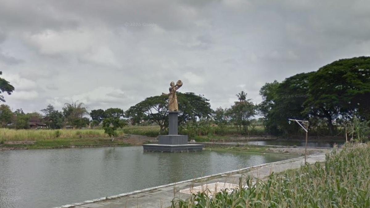 WISATA KLATEN - Patung Perempuan Pembawa Gentong di kawasan Pendopo Monumen Kedamaian Perempuan, Klaten.