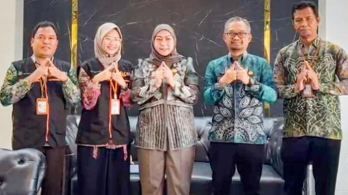SENSUS EKONOMI - Wali Kota Banjarbaru, Hj Erna Lisa Hakaby kedatangan petugas Sensus Ekonomi 2026. Ia menyampaikan imbauan kepada warga untuk menerima secara terbuka petugas sensus.