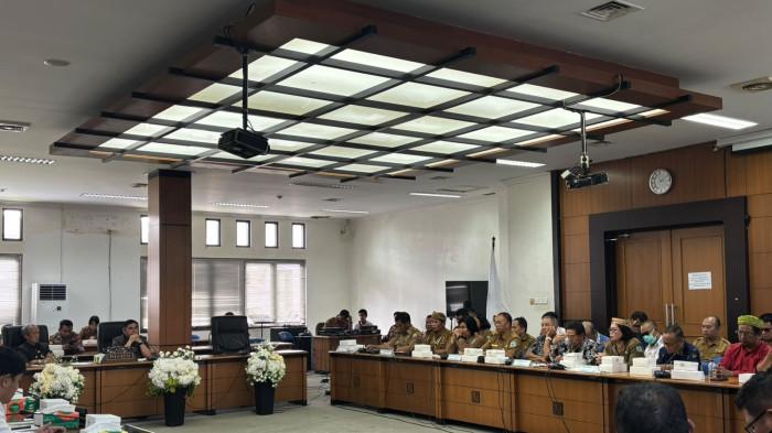 RDP SPMB - DPRD Malinau mempertemukan perwakilan orang tua siswa, sekolah, dan Dinas Pendidikan dalam rapat pembahasan polemik SPMB, Senin (6/7/2026). Pertemuan ini bertujuan mencari solusi terkait ketidaksinkronan zonasi pada penerimaan murid baru di Kabupaten Malinau.