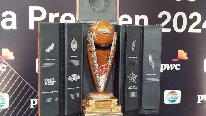 Trofi Piala Presiden yang dipamerkan dalam konferensi pers.
