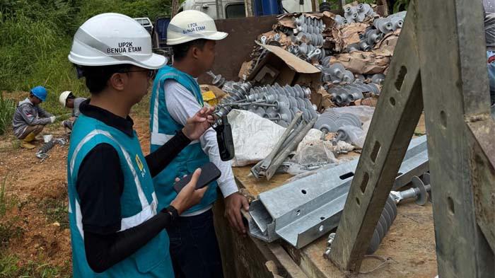 Selama hampir satu minggu, Izar Zuhdi pegawai PLN Unit Layanan Pelanggan (ULP) Malinau bersama tim menetap di Tanjung Nanga untuk melakukan pemeriksaan instalasi dan penyelesaian pemasangan kWh meter secara bertahap kepada seluruh pelanggan