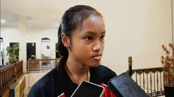 BAGIKAN PENGALAMAN - Atlet karate berprestasi asal Kecamatan Kelapa Kampit, Aaliyah Noya Risdianto (14), saat diwawancarai di Kantor Bupati Belitung Timur, Senin (6/7/2026). Setelah mendapat medali perak dan piagam penghargaan di ajang Milo International Open Karate Championship 2026, Noya kini bersiap untuk kejuaraan dunia pelajar di Manila, Filipina, pada Februari 2027 mendatang.